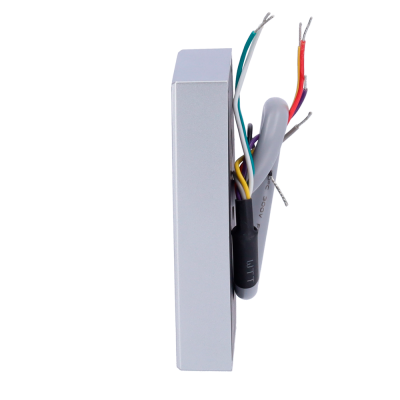 Dispositivo eletrônico prateado com fios elétricos coloridos e isolamento preto