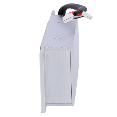 Bateria retangular de metal com cabos e conectores brancos