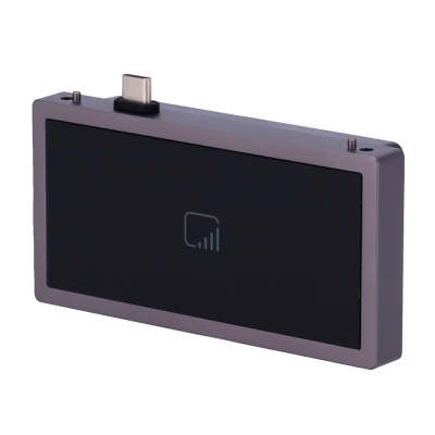 Dispositivo retangular metálico cinzento com superfície preta e conector USB tipo C