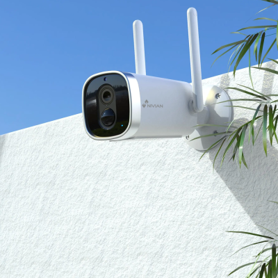 Câmara de segurança exterior branca com antenas montada numa parede