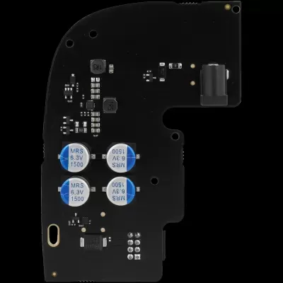 Placa eletrónica preta com capacitores azuis e brancos e componentes