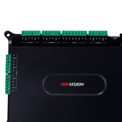 Módulo eletrônico preto com várias conexões verdes e logotipo HIKVISION