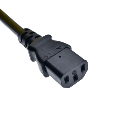 Cabo elétrico preto de três pinos em plástico com símbolos e letras.