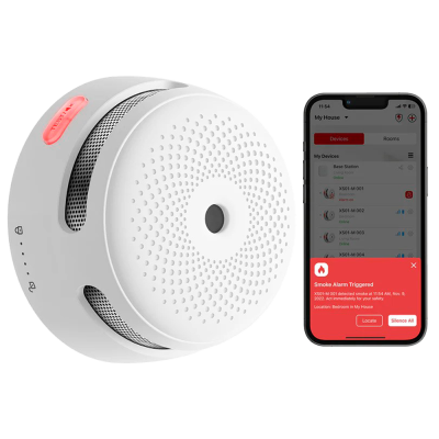 Detector de fumo branco e smartphone com alerta de fumo