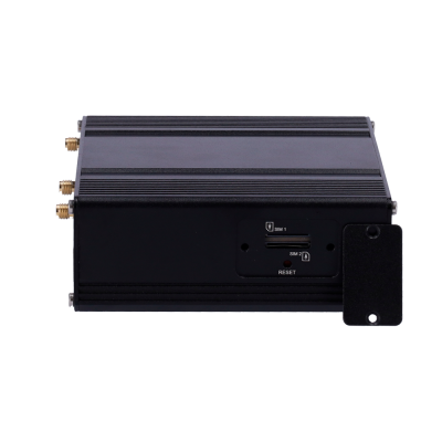 Módulo eletrónico preto com conectores e slots SIM