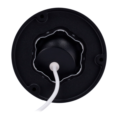 Parte traseira de câmara de segurança circular preta com cabo branco.