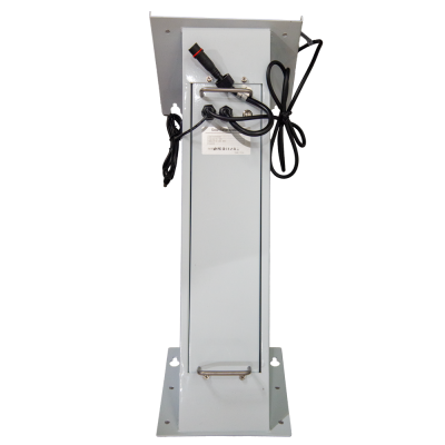 Painel solar metálico cinzento com cabos pretos e etiqueta técnica