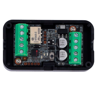 Placa eletrónica com conectores verdes, condensadores e relé dentro de caixa preta