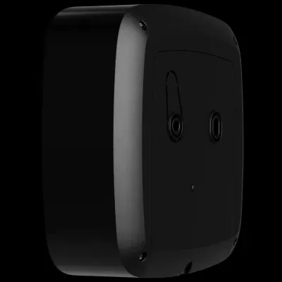 Caixa de som preta com orifícios circulares e acabamento liso