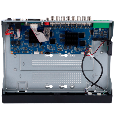 Interior de gravador digital com circuitos azuis, conectores coaxiais e estrutura metálica