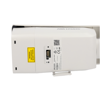 Câmara de segurança branca HIKVISION com etiquetas de aviso e técnica