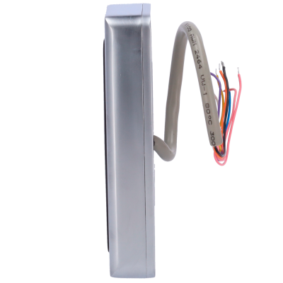 Dispositivo electrónico metálico retangular com cabo cinzento e fios coloridos expostos