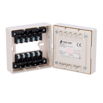 Módulo de entrada elétrica branco aberto com conectores e etiqueta visível