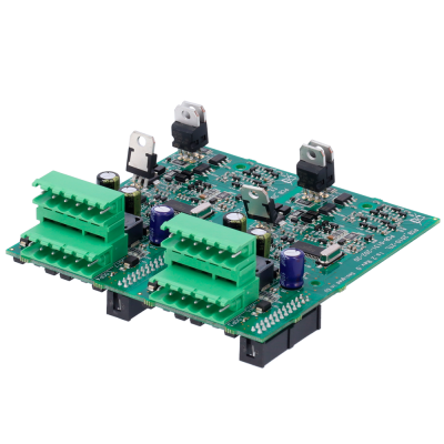 Placa eletrónica verde com conectores grandes verdes, condensadores azuis e pretos e transístores metálicos