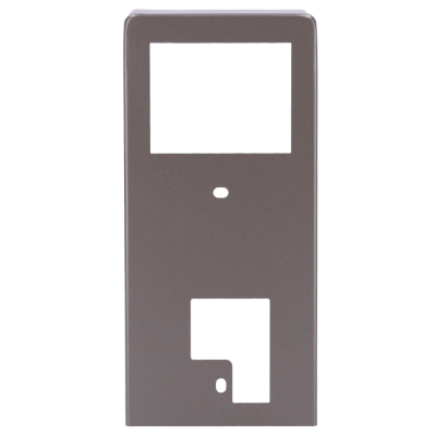 Painel metálico cinzento com recortes e etiqueta com código de barras.