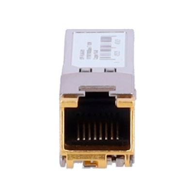 Conector RJ45 metálico prateado com detalhes dourados e etiqueta branca