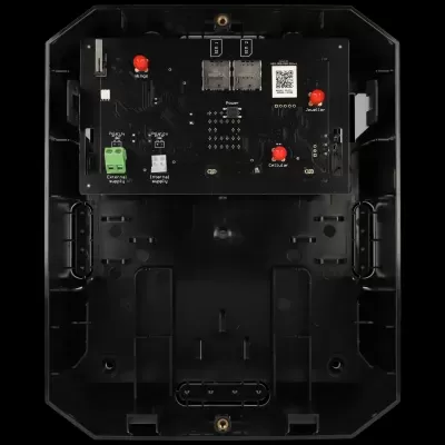 Placa eletrónica preta dentro de caixa plástica com conectores rotulados