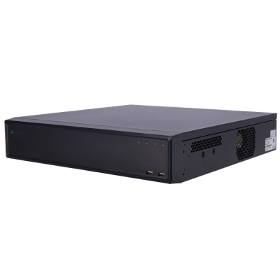 Aparelho eletrónico preto com portas USB e etiquetas em fundo branco