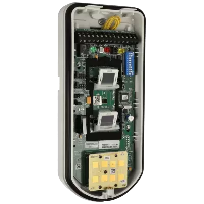 Painel eletrônico verde com componentes, LEDs e interruptores dentro de caixa branca