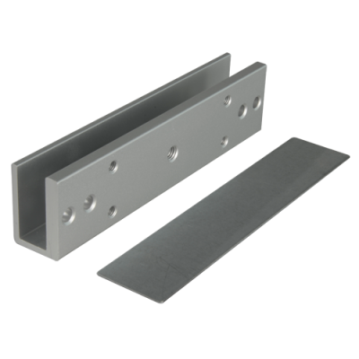 Peças metálicas prateadas, uma em U com furos, outra chapa plana