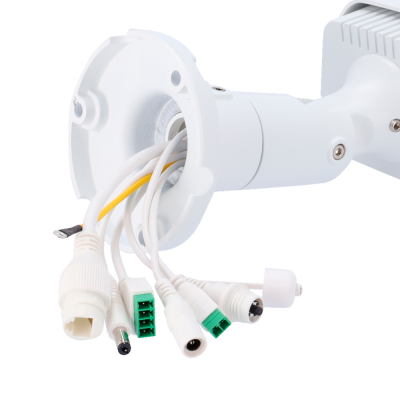 Câmara de segurança branca com vários cabos conectores