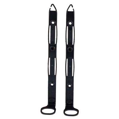 Par de suportes plásticos pretos com ganchos e furos em frente a caixa de papelão.