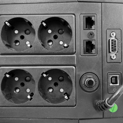 Painel traseiro com tomadas elétricas, portas de rede, VGA, USB e entrada coaxial