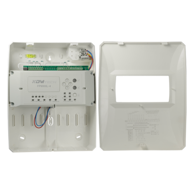 Caixa de controlo branco com tampa removida e fios expostos