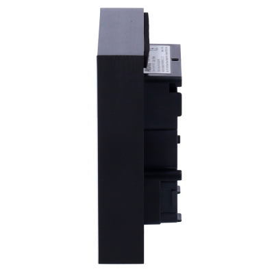 Dispositivo eletrónico preto com etiqueta branca e texto parcial