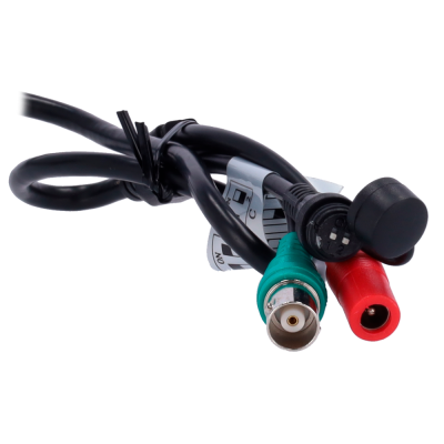 Cabo com conectores verde, vermelho e preto em fundo branco