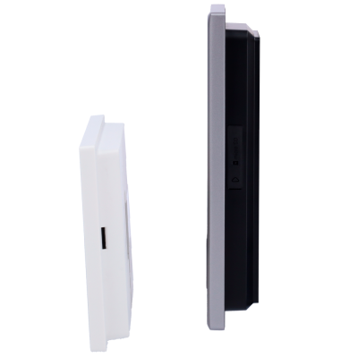 Dois dispositivos eletrónicos quadrados, branco e cinzento, vistos de lado