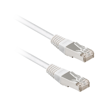 Cabo de rede Ethernet branco com conectores RJ45.