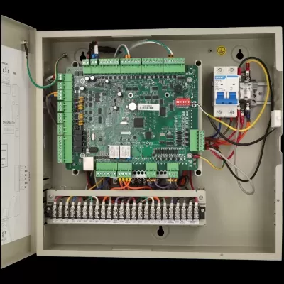 Painel eletrônico em caixa metálica com componentes elétricos e fios coloridos