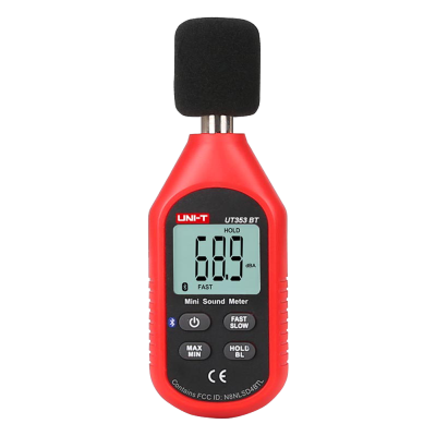 Medidor de som digital portátil vermelho com ecrã LCD e microfone com proteção preta.