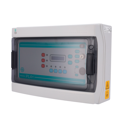 Painel elétrico cinza claro com tampa fumada e botões com textos técnicos.