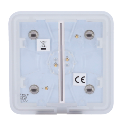 Caixa quadrada de plástico transparente com pontos metálicos e etiquetas técnicas