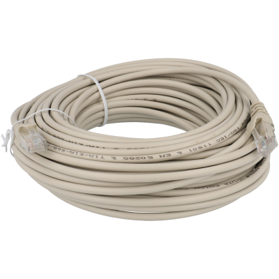 Cabo de rede cinzento com conectores RJ45 em fundo branco