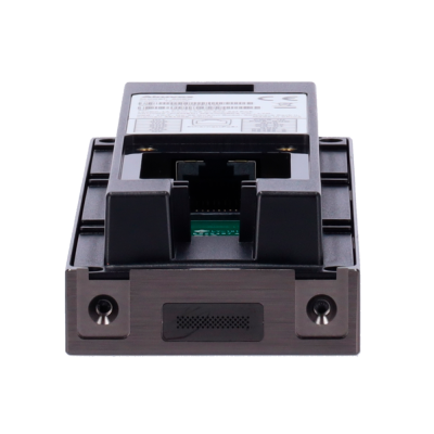 Módulo eletrónico preto e cinza visto de frente em fundo branco