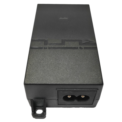 Caixa preta retangular com porta de energia e relevo no topo