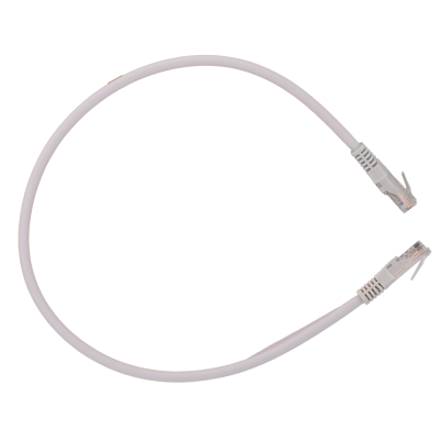 Cabo de rede branco com conectores RJ45 transparentes