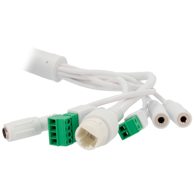 Cabos e conectores brancos e verdes sobre fundo branco