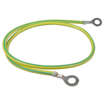 Cabo elétrico verde e amarelo com terminais metálicos sobre superfície branca