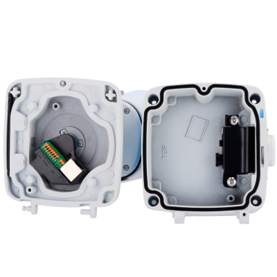 Dispositivo eletrônico aberto com caixa cinzenta e conectores laranja