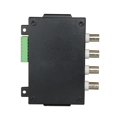 Dispositivo eletrónico preto com conectores metálicos e conector verde