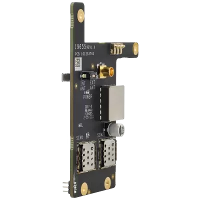 Placa eletrónica preta com componentes dourados, slots SIM, texto impresso e um capacitor