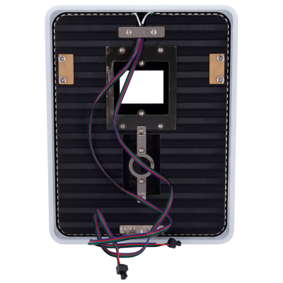 Painel retangular com superfície preta e fios coloridos pendurados