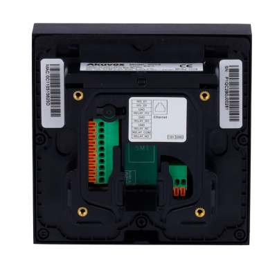 Parte traseira de dispositivo eletronico preto com conectores e etiquetas