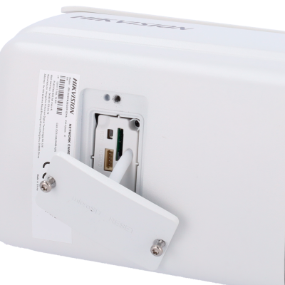 Detalhe da parte traseira de câmara de vigilância HIKVISION branca com porta aberta para cartão microSD e botão reset