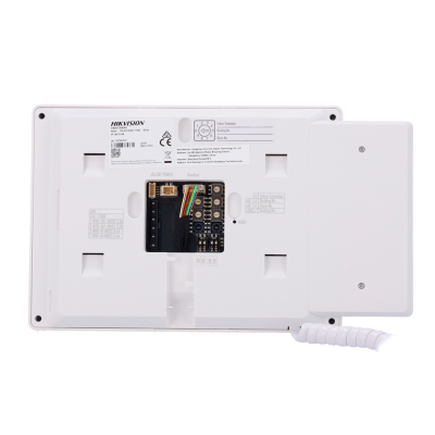 Painel branco com circuito eletrónico exposto e etiqueta HIKVISION