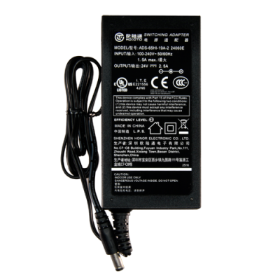 Adaptador de alimentação preto com etiqueta de especificações e cabo preto enrolado.